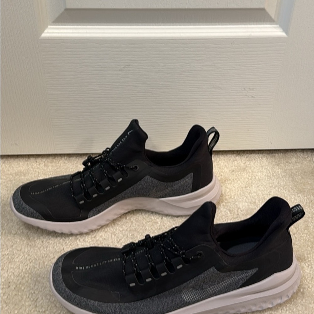 Waterproof Nike Black and White Athletic Shoes - Picture 2 of 6